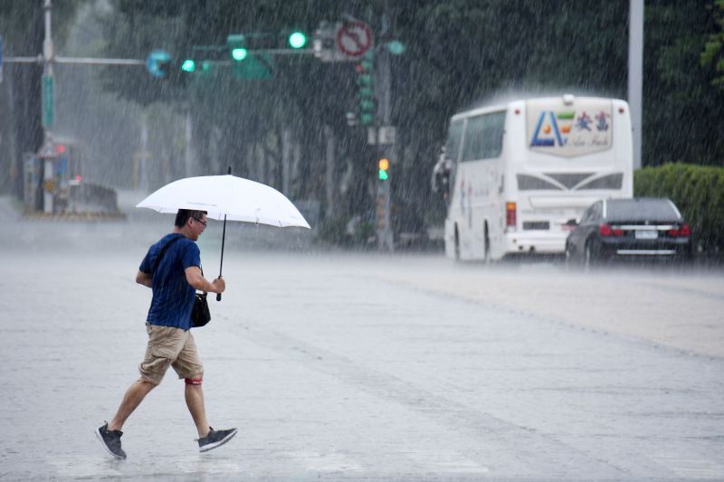 ▲蘇拉颱風預計最快深夜解除陸上警報，雨區將擴大至彰化以南。（圖／NOWnews資料照片）