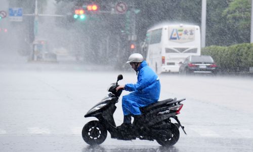 雨衣界公認這件狂爆雷！機車族崩潰喊千萬別買：領口、膝蓋全濕透
