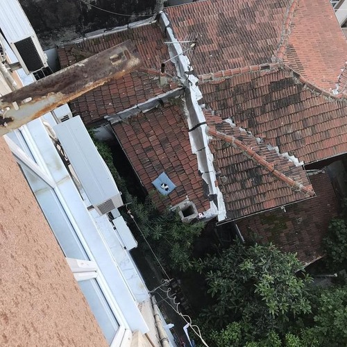 土耳其一戶人家的狗狗床墊前幾天不小心掉到隔壁矮房子的屋頂。（圖／reddit＠Scalettas）