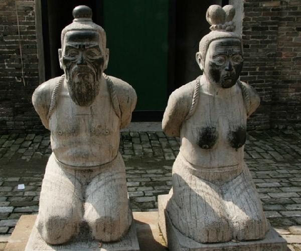 秦檜及其妻雕像。（圖／翻攝自網路）