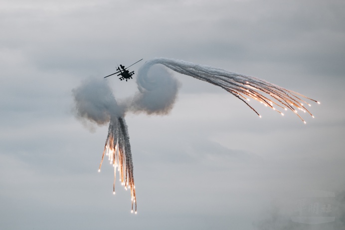 ▲ AH-64E阿帕契攻擊直升機先制攻擊摧毀目標後，施放熱焰彈脫離戰場。（軍聞社實習記者張棋鈞攝）