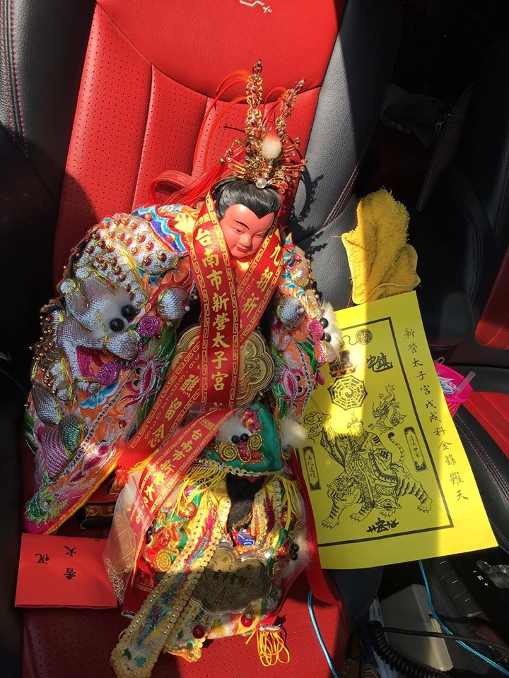 遊覽車上的太子爺。(圖/網友郭駿霖授權提供)