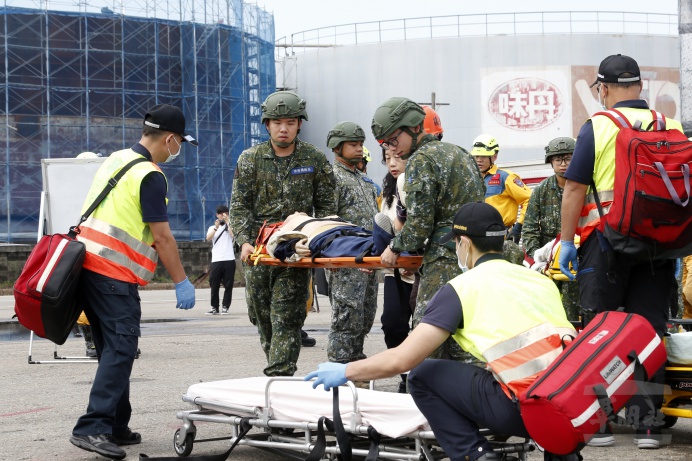 ▲ 臺中市23日民安5號演習中，國軍部隊協助緊急傷患後送任務。（軍聞社記者卓以立攝）