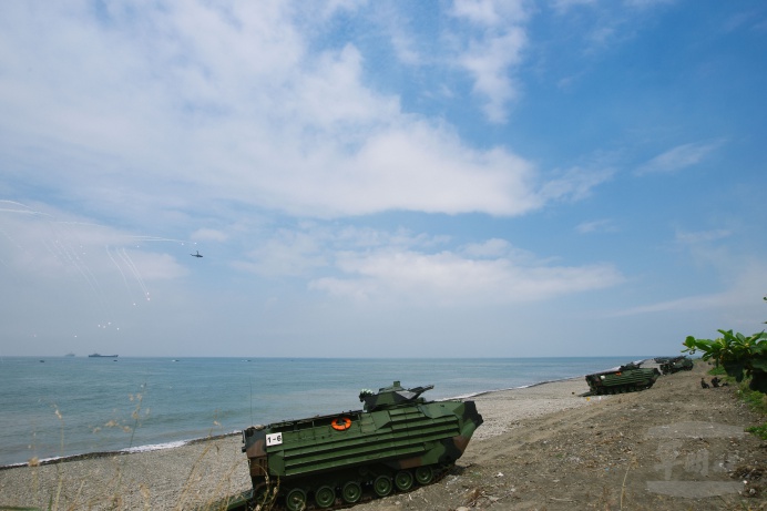 ▲ 屏東加祿堂海灘30日執行「聯合登陸作戰操演」，陸戰區及海、空兵力聯合操演。（軍聞社記者陳建興攝）