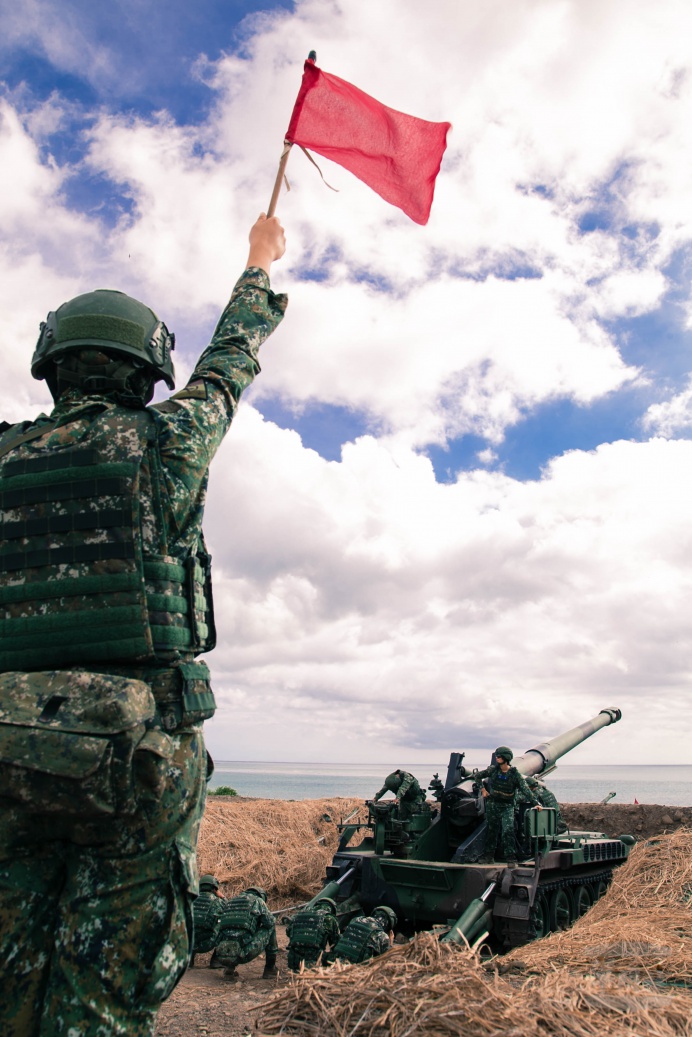 ▲ 在滿豐訓場操演單位中執行M110自走砲射擊任務的女砲班，更展現出巾幗不讓鬚眉的精神。（軍聞社記者徐振威攝）