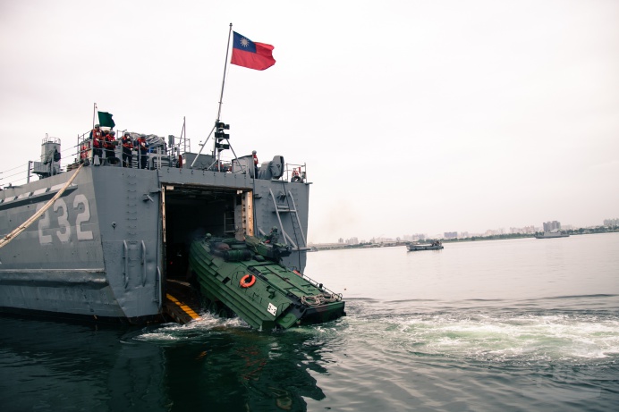 ▲ 海軍陸戰隊登車大隊今日上午進行AAV7兩棲突擊車裝載任務。（軍聞社記者徐振威攝）