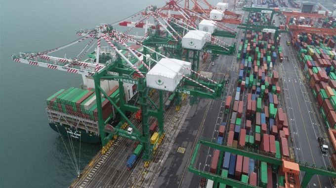 榮運強化碼頭服務 成台中港首家提供貨櫃雙吊服務業者
