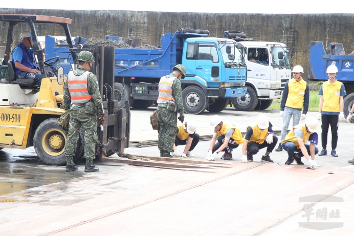 ▲ 空軍教準部28日結合動員召集輔助軍事勤務隊、工程重機械徵用與基地參演官兵，共同執行跑滑道搶修演練。（軍聞社記者蔡宗恆攝）