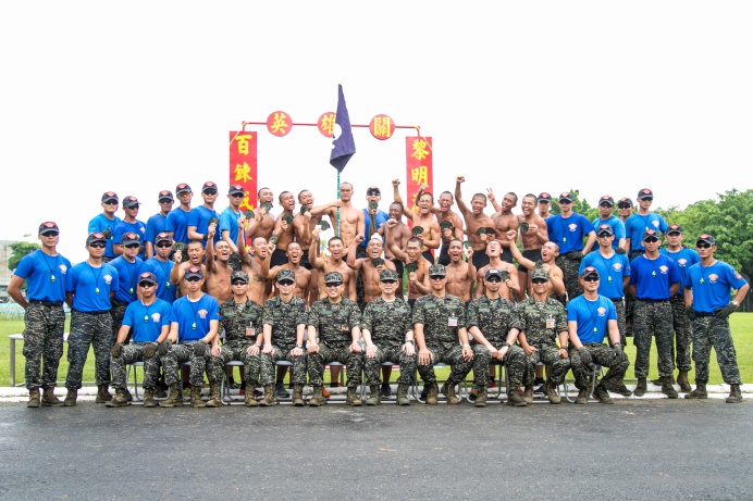 ▲ 20位海軍陸戰隊兩棲偵搜專長班148期學員，在經過13週嚴格的磨練後，今日在左營厚綵營區完成「天堂路鑑測」試煉，成為合格蛙人。（軍聞社記者徐振威攝）