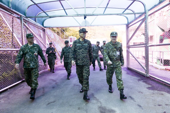 ▲ 參謀總長李喜明上將前往空軍作戰指揮部，視導空中兵力戰備轉場。（軍聞社記者陳映竹攝）