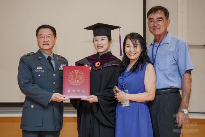 ▲ 國防大學校長王信龍上將在典禮中頒授畢業學員碩士學位證書。（軍聞社記者葛芃欣攝）