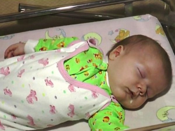 小嬰兒馬上被送到當地醫院接受檢查，醫院發言人說：「這個嬰兒約二、三個月大，被放在戶外應該有幾個小時了，還好有Marsha拯救他，所以他並沒有受什麼傷，健康狀況並無大礙。」 (圖/EuroPics[CEN]) 