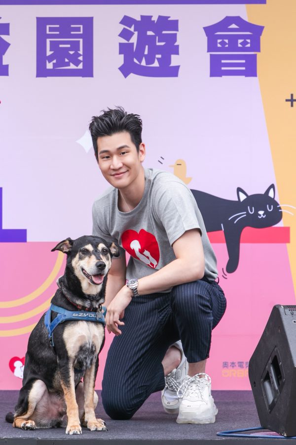 TikTok「#家有毛網紅」公益活動大使周興哲呼籲大眾重視流浪動物，並且希望為浪浪毛孩「小乖」找到愛他的新主人。（圖/TikTok提供）
