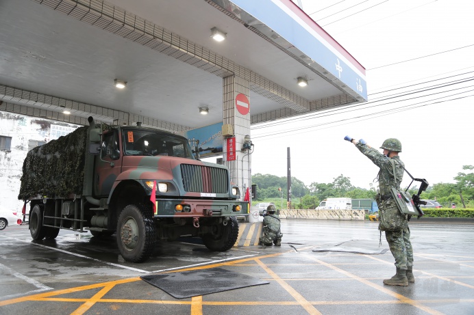 ▲ 陸軍第六軍團第三地區支援指揮部今年首度結合民間郵局、加油站等機構實施前支點全功能開設演練。（軍聞社記者陳映竹攝）