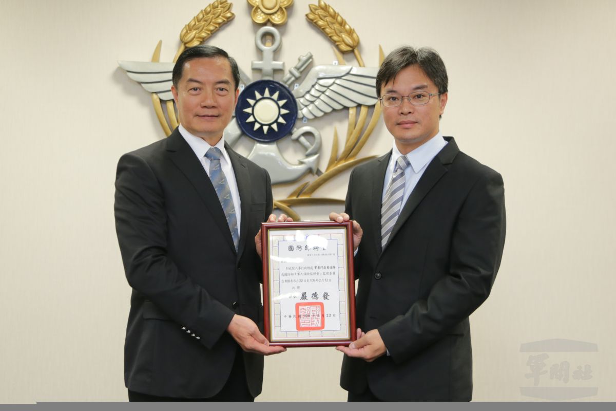 ▲ 國防部副部長沈一鳴上將頒發新任委員行政院人事行政總處曾逸群委員聘書。（軍聞社記者周昇煒攝）