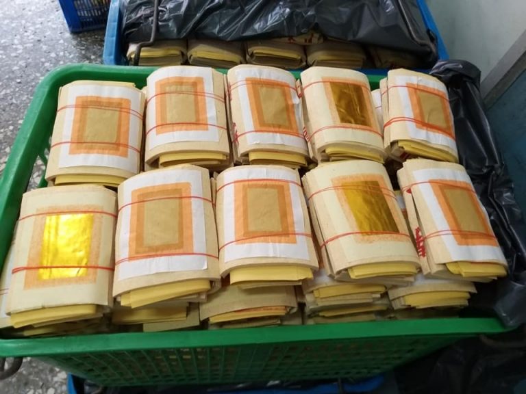 淡水清水巖志工製作的環保金紙。(圖/淡水清水巖臉書專頁授權)