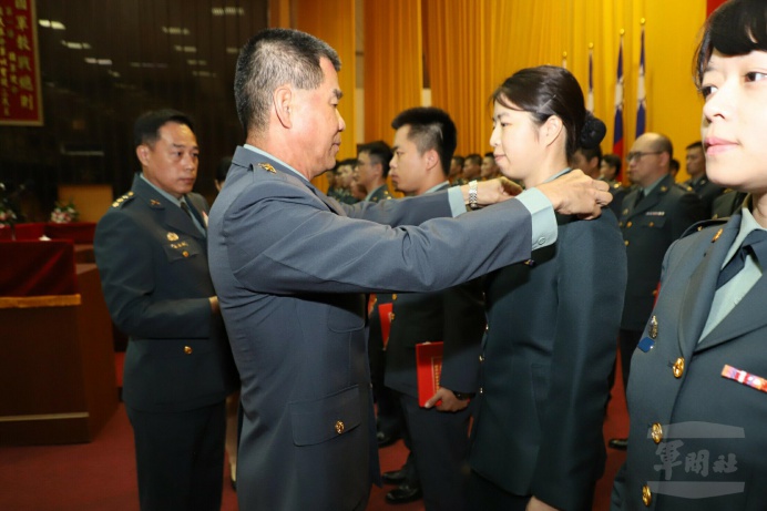 ▲ 陸軍第六軍團指揮部27日於龍岡文藝中心辦理「108年下半年度晉任授階典禮」。（陸軍六軍團提供）