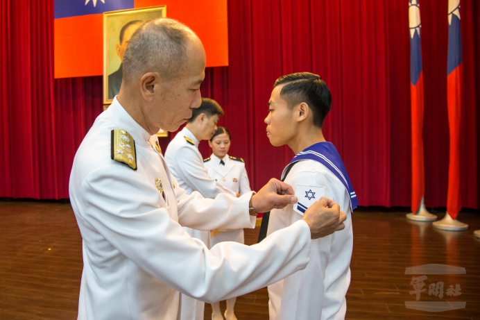 ▲ 海軍軍官學校27日舉辦士官二專班108年班畢業暨授階典禮，海軍副司令梅家樹中將為畢業學生授階。（軍聞社記者徐振威攝）