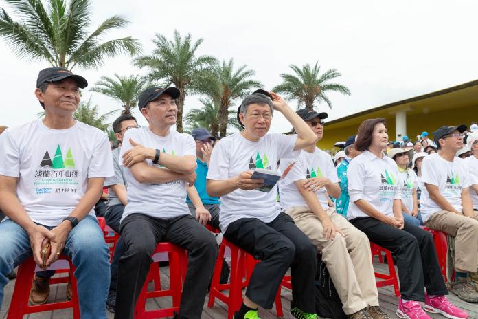 台北市長柯文哲1日前往宜蘭頭城出席「台灣步道日 －淡蘭國際記者會」與藍營縣市長們排排坐。（圖 / 台北市政府提供）