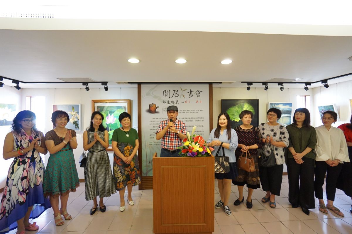 ▲閒居畫會師生聯展今天揭幕，師生展畫也藉畫抒情。（圖／萬和宮提供）