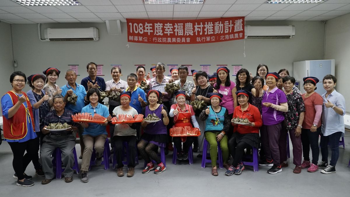 ▲北港鎮農會動員30餘位家政班媽媽一展包粽手藝。（圖／記者蘇榮泉攝，2019.06.01）