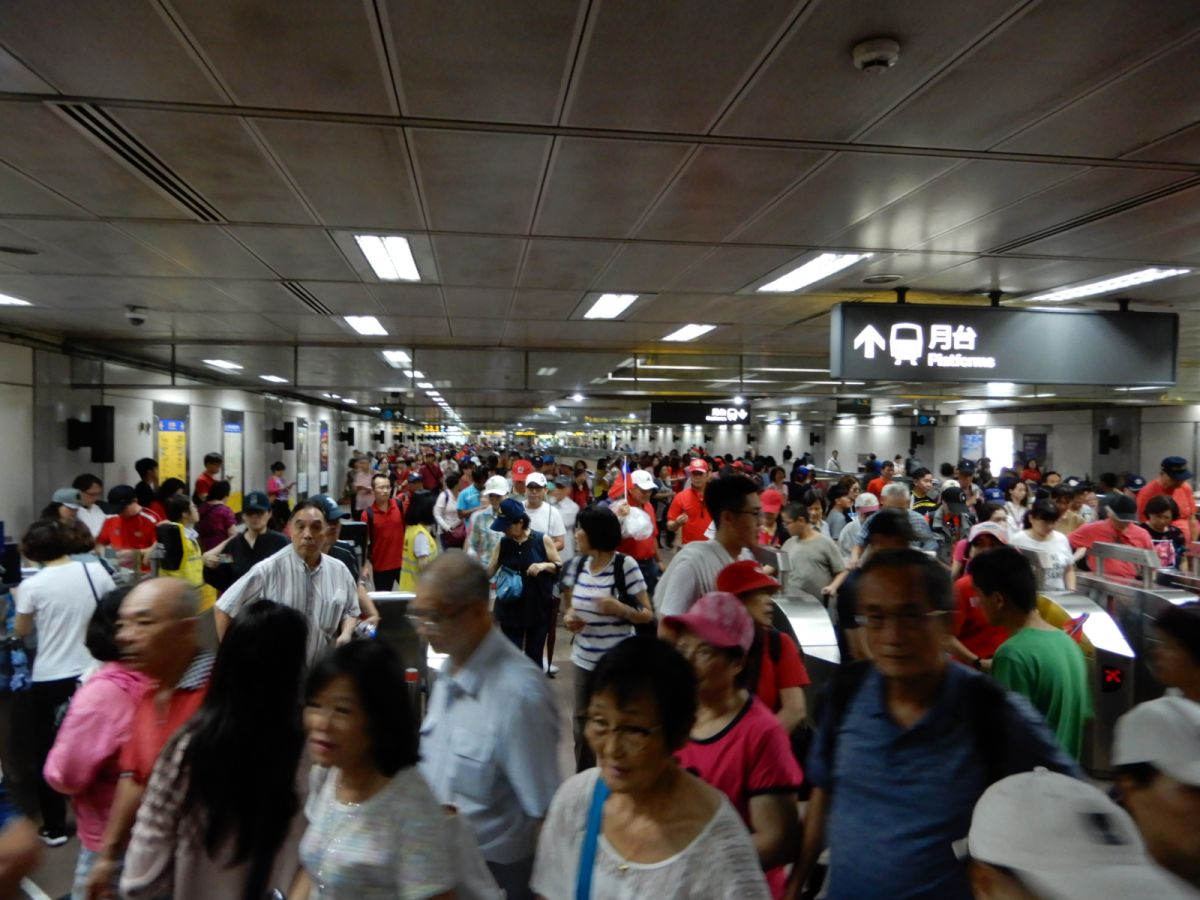 高雄市長韓國瑜1日出席凱道萬人造勢活動，由於挺韓人潮湧入，甚至「壓壞」台北捷運多部電動手扶梯。（圖 / 記者陳弘志攝，2019.06.01 )