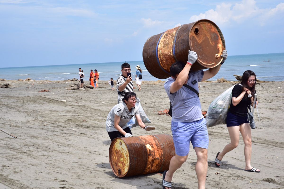 ▲市府今在高美濕地鄰近9號風車辦理「世界海洋日」全民淨灘。（圖／市政府提供）