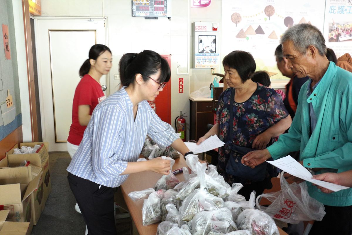 親子一同體驗趣味活動，提早過端午。〔圖／嘉基提供2019.06.01〕