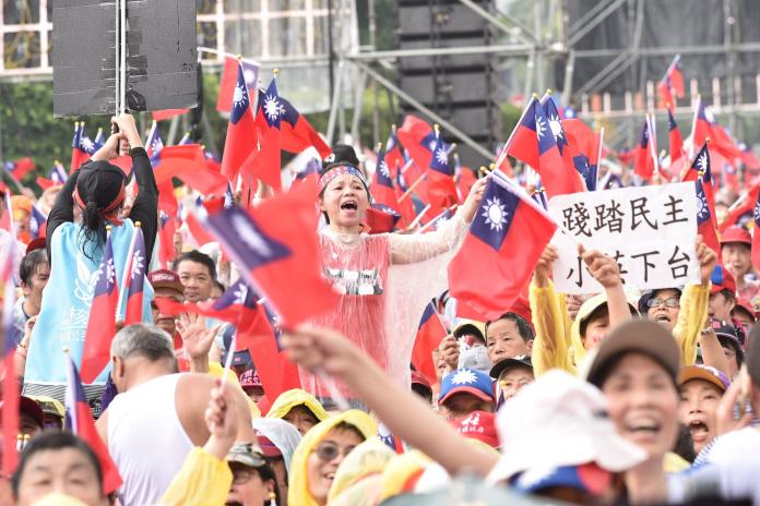 高雄市長韓國瑜1日北上出席凱道萬人造勢活動，現場萬頭攢動。（圖 / NOWnews 攝影中心）