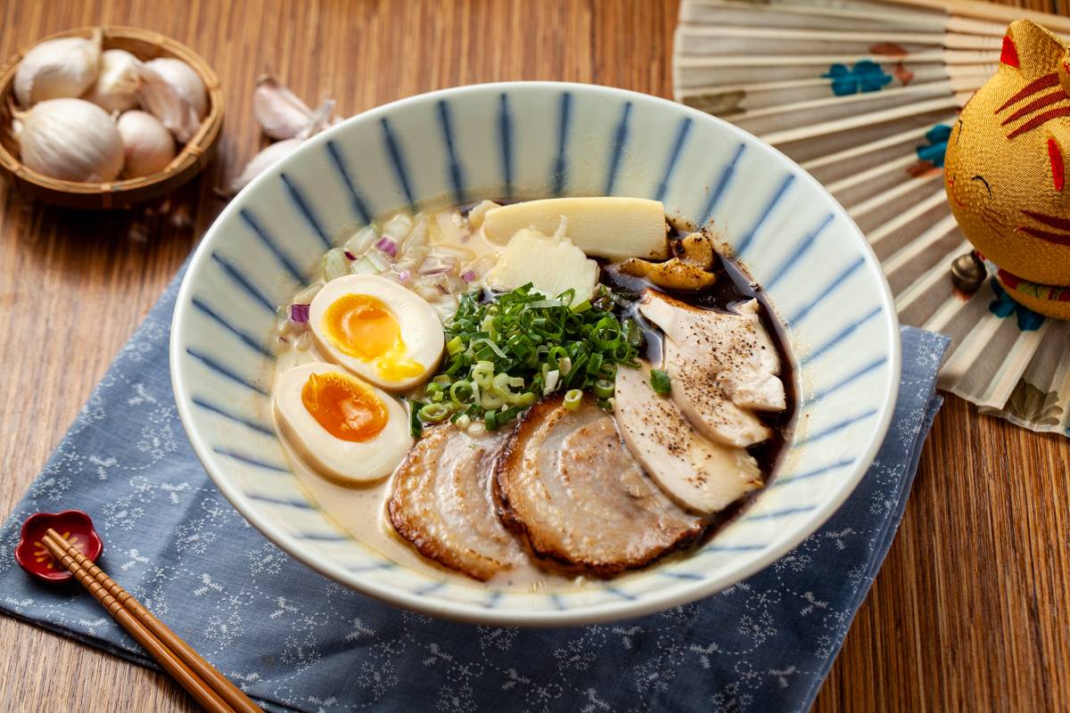 ▲位在板橋陽明街上，有間平價日式料理，店內主打拉麵湯頭是濃郁乳白色的「雞白高湯」。（圖／記者宋原彰攝，2019.06.01）
