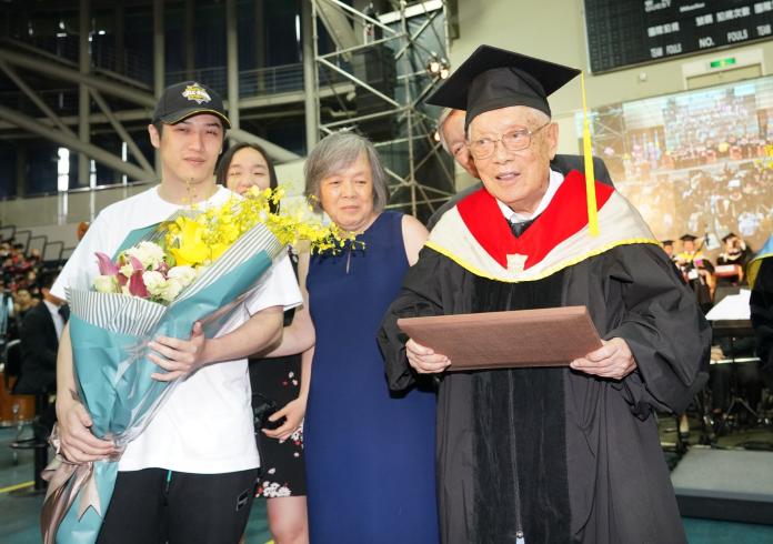 大頭大頭下雨不愁他寫的　95歲全台最高齡博士今畢業
