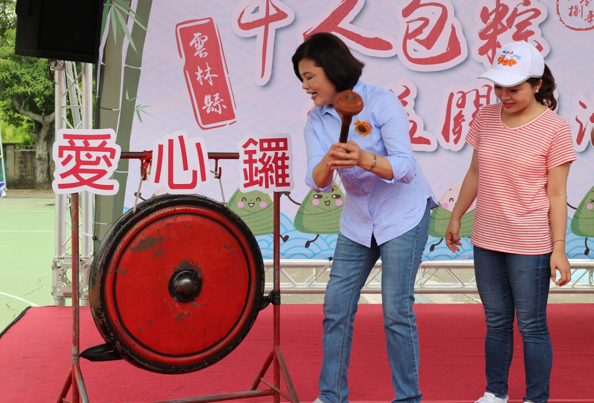 ▲縣長張麗善敲響愛心鑼，捐款贈粽傳遞愛心。（圖／記者蘇榮泉攝，2019.06.01）