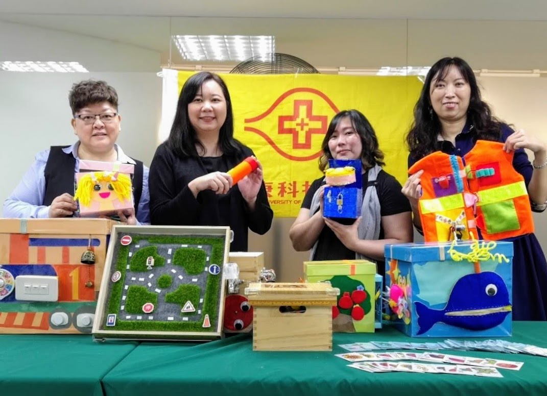 長庚科技大學幼兒保育系師生團隊的「創意幼兒教具箱與百變故事毯」除了幫助幼兒語文的理解與表達能力，提供故事教學教具使用亦可以作為教室情境布置，收納方便可折疊為抱枕，輕巧不佔空間。（圖／中華創新發明學會提供）