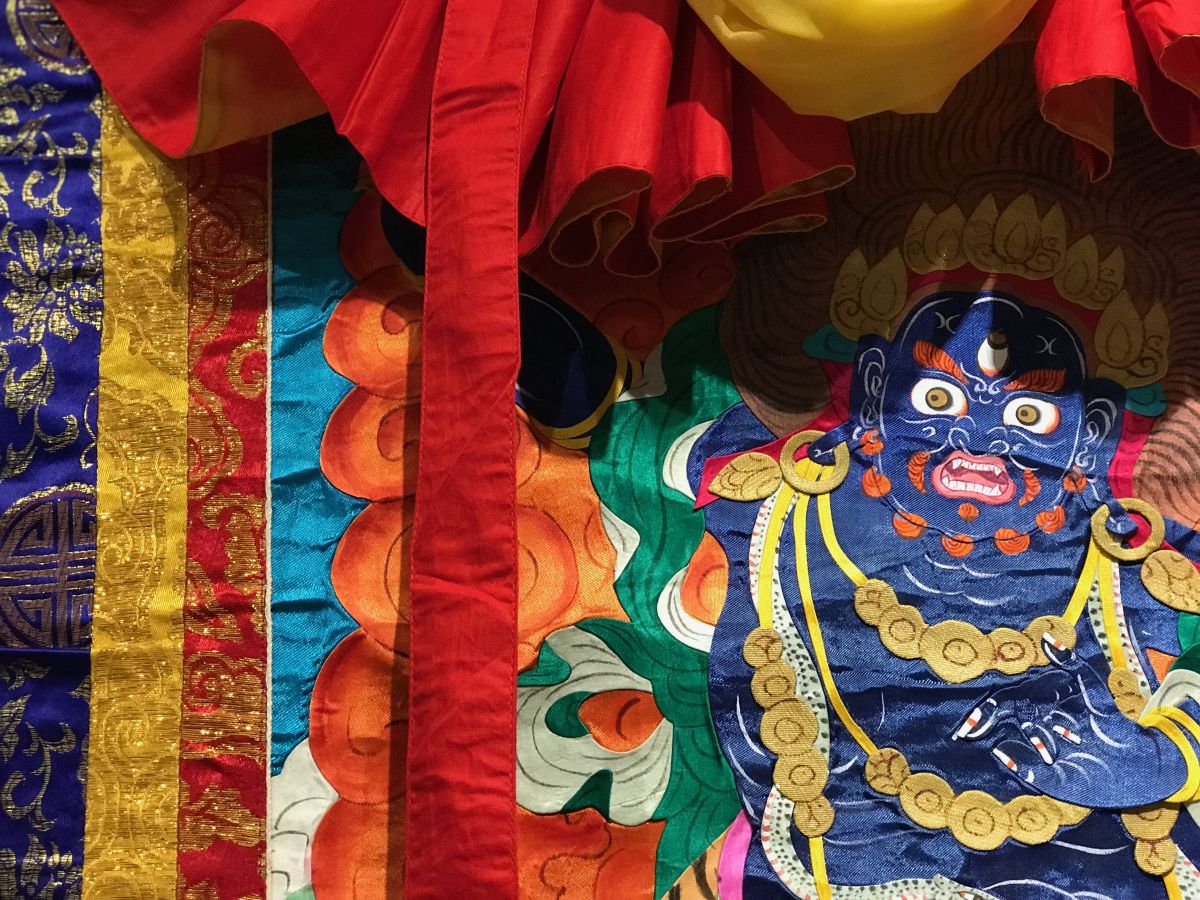 藏傳佛教遍及北亞甚至歐美等國，文化部旗下之蒙藏文化館近期展出數十幅「唐卡」（Thangka）捲軸式繪畫。華梵大學東方人文思想研究所助理教授黃英傑表示，唐卡屬於藏傳佛教獨有的藝術形式，但並非藝術家根據自由意志所創作，而是與佛教經典結合，更有一套嚴謹的製作方式。（圖／記者許維寧攝）