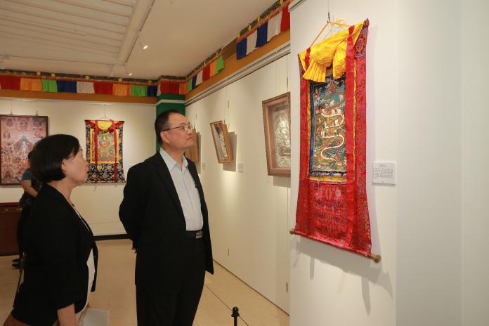 文化部政務次長蕭宗煌（右）則表示，西藏有非常特殊的地理環境，人民生活跟宗教信仰息息相關，唐卡本身不只是繪畫也是佛像，主要是因應藏民族的生活形式，可以將唐卡捲起來帶著走。（圖／文化部提供）