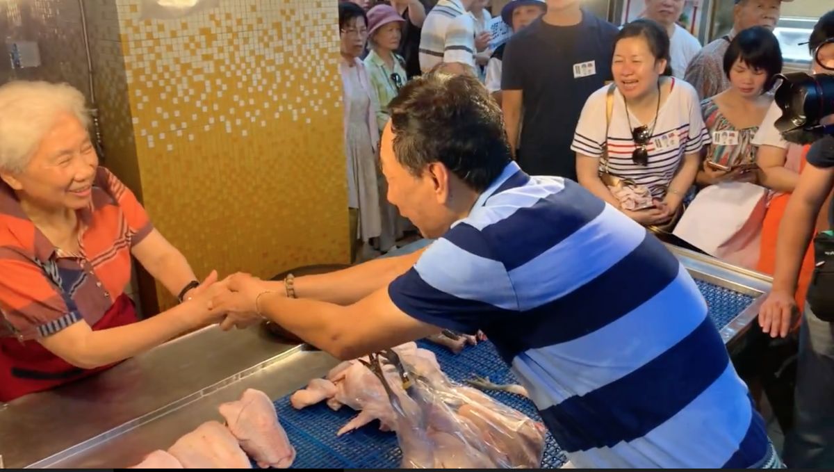 ▲國民黨總統初選參選人郭台銘今（2）日上午前往南門市場挑肉粽，針對昨日韓國瑜凱道的造勢活動做出回應。（圖／郭台銘競選團隊提供） 