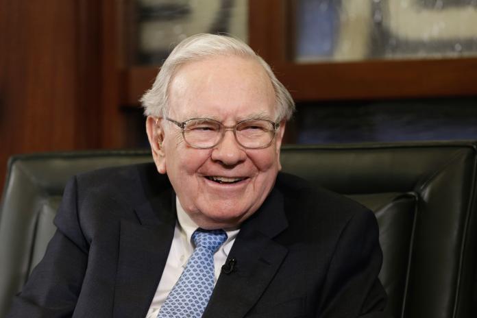 ▲股神巴菲特（Warren Buffett）的年度慈善午餐競標結果，今年創下破紀錄456萬7888美元（約新台幣1億4557萬8590元）高價。（圖／美聯社／達志影像）