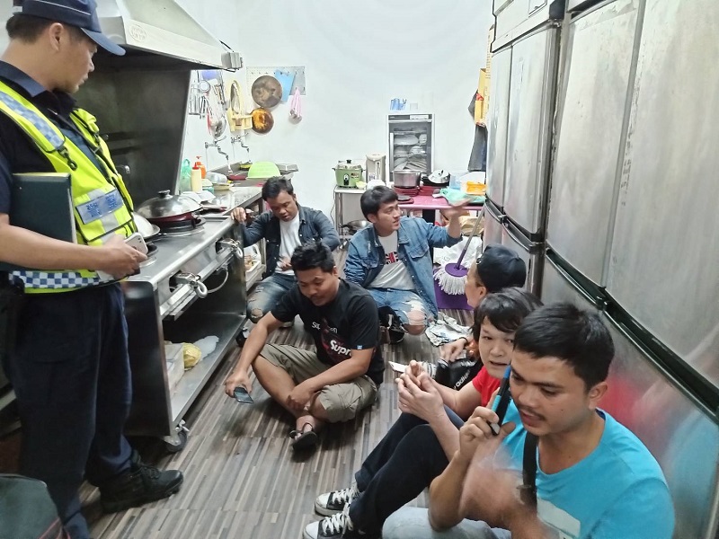 ▲7名外勞躲藏在夜店的廚房，還是被警方揪出（圖／警方提供）