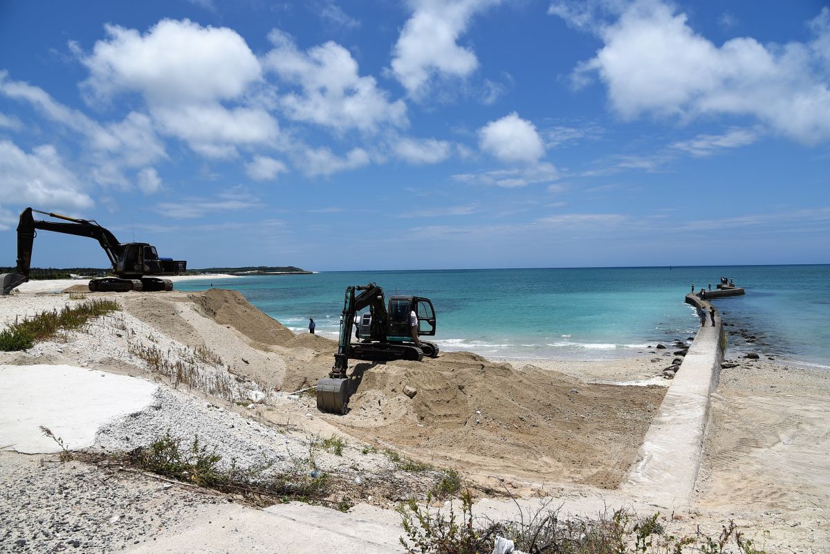 ▲民眾投訴澎湖後寮天堂路被怪手「開膛破肚」，後寮社區發展協會理事長葉文泉出面說明，這是延續106年中央補助的城鄉風貌計畫，每年都會進行例行性的沙灘與周邊環境整理。（圖／記者張塵攝，2019.06.02）