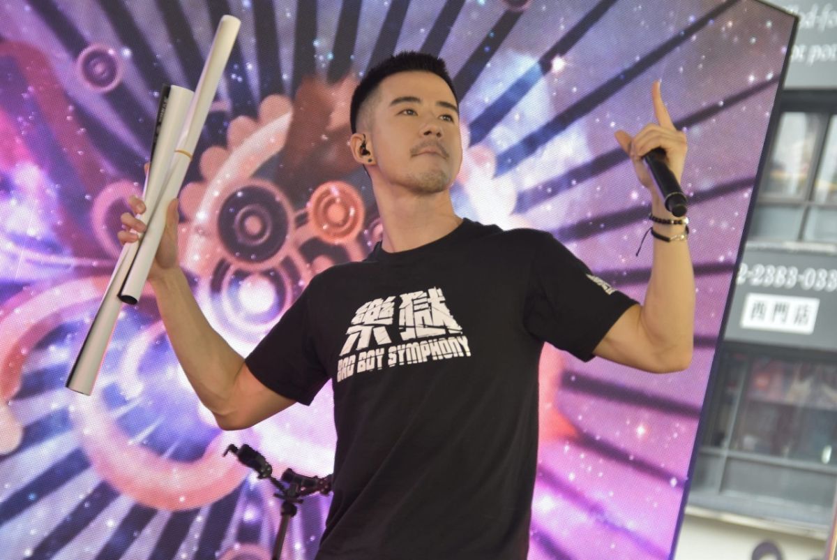 ▲紀言愷送海報與粉絲互動。（圖／文達文創提供）