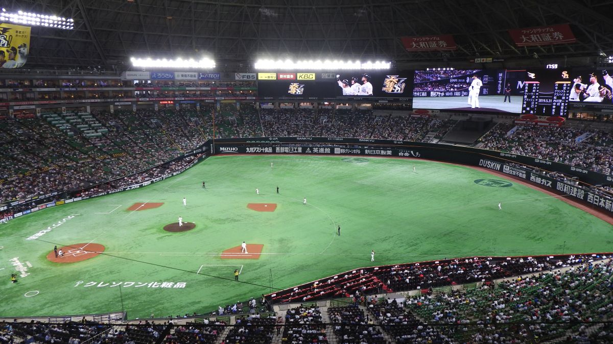 福岡巨蛋正在進行軟銀鷹對戰東北樂天金鷲的比賽（圖／黃建霖攝）