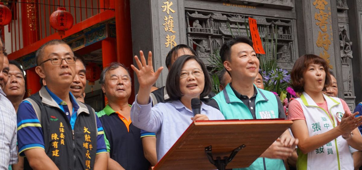 ▲高雄市長韓國瑜喊出讓鬼混的政黨、政治人物下台。總統蔡英文（右 3）2 日到台中市大肚區永順宮參拜時受訪表示，韓國瑜應多關注高雄市政。中央社記者趙麗妍攝　108 年 6 月 2 日