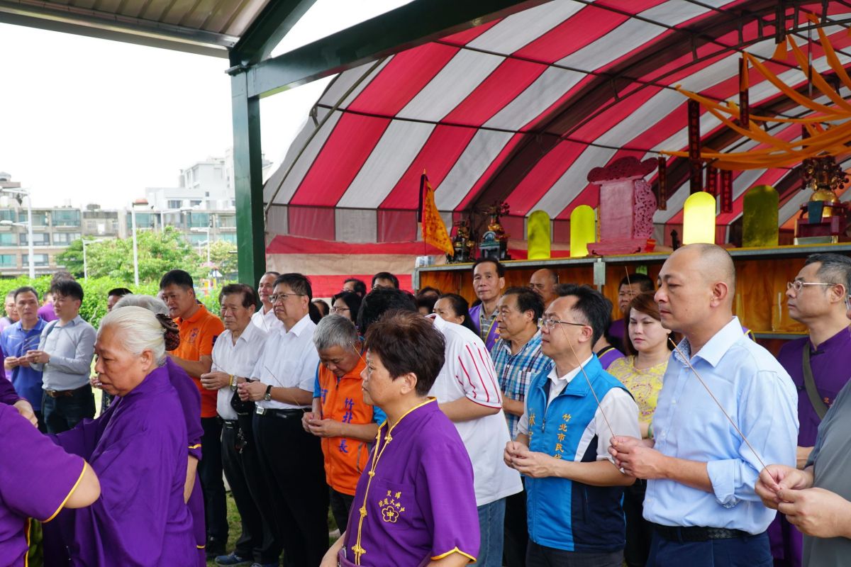 ▲新竹縣長楊文科赴「福爾摩沙百源植物教育園區」參與園區內百源福神-八卦亭、天公爐啟用儀式，並敬天祈求新竹縣未來風調雨順。（圖／新竹縣政府提供，2019.06.02）