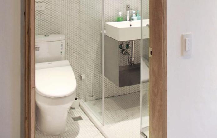 除規劃乾濕分離衛浴，靠近水源的插座也應安裝漏電斷路器。（圖／窄門室內裝修公司提供）