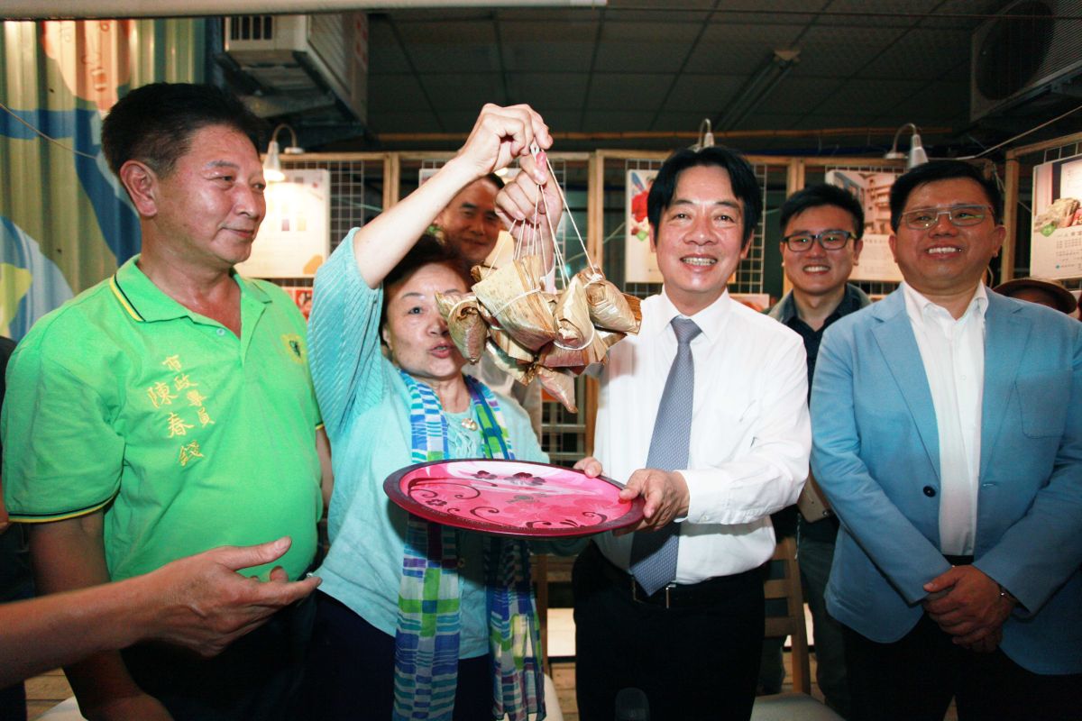 ▲賴清德參訪桃園龍潭菱潭街興創基地，前國大代表張慶惠送上一盤粽子祝他包中當選。（圖／記者李春台攝, 2019.06.02）
