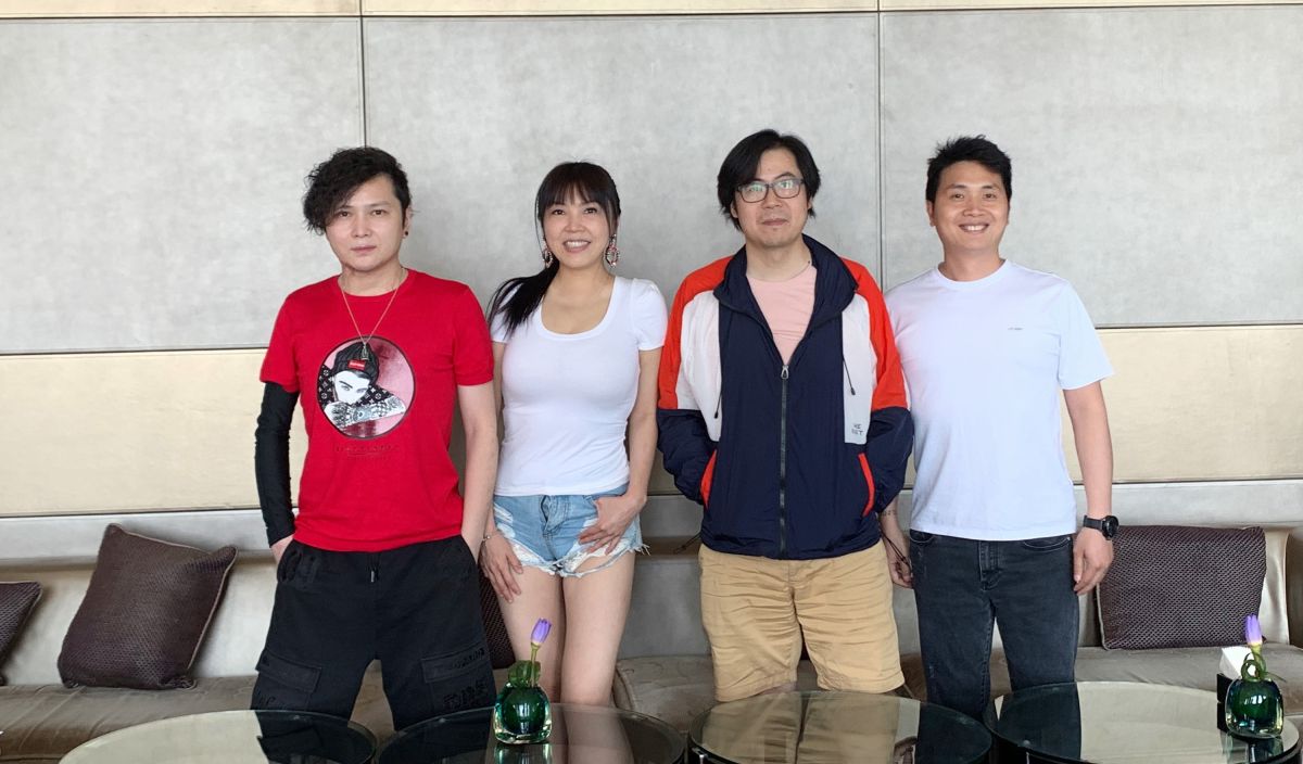 ▲吳夢奇（右二）要幫劉樂妍（左二）發行新單曲。（圖／人人娛樂）