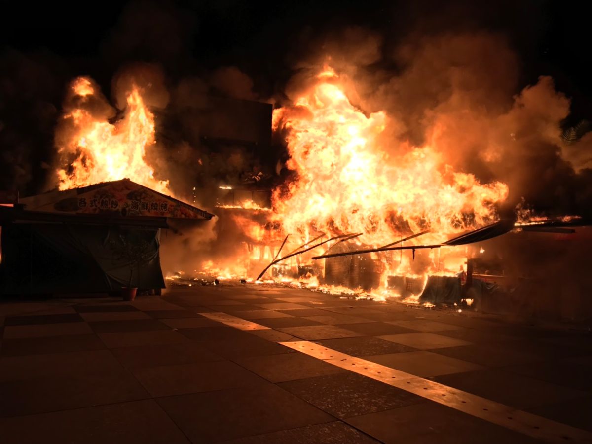 ▲知名的東大門夜市凌晨傳出火警，原住民一條街32攤商燒毀。（圖／花蓮縣消防局提供）