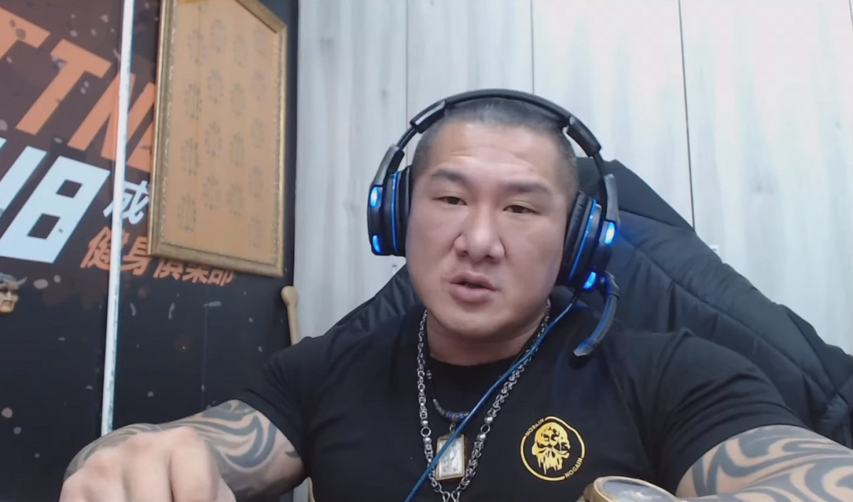 ▲轟上台還是講不出屁話！館長評韓國瑜誓師會「 5 大扣分」。（圖／翻攝自館長直播）