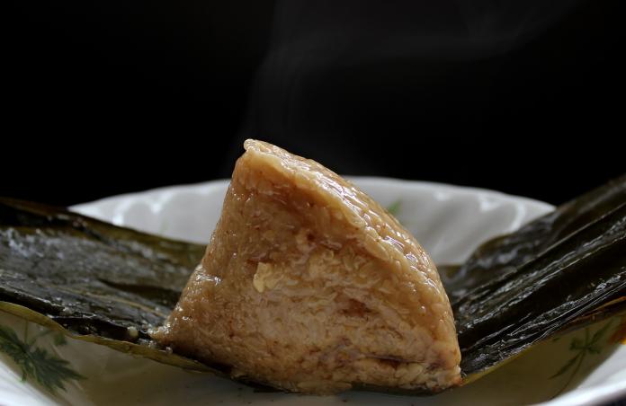 ▲端午佳節將來臨，糯米不容易消化，吃粽子時應儘量小口咀嚼。（示意圖／取自 Pixabay ）