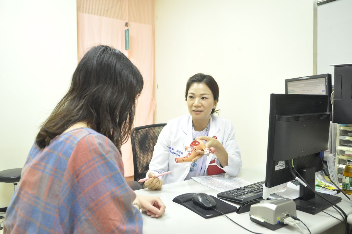 ▲發熱、面紅，只是稍微動一動就會熱到受不了，小心更年期到來。（圖／萬芳醫院提供）